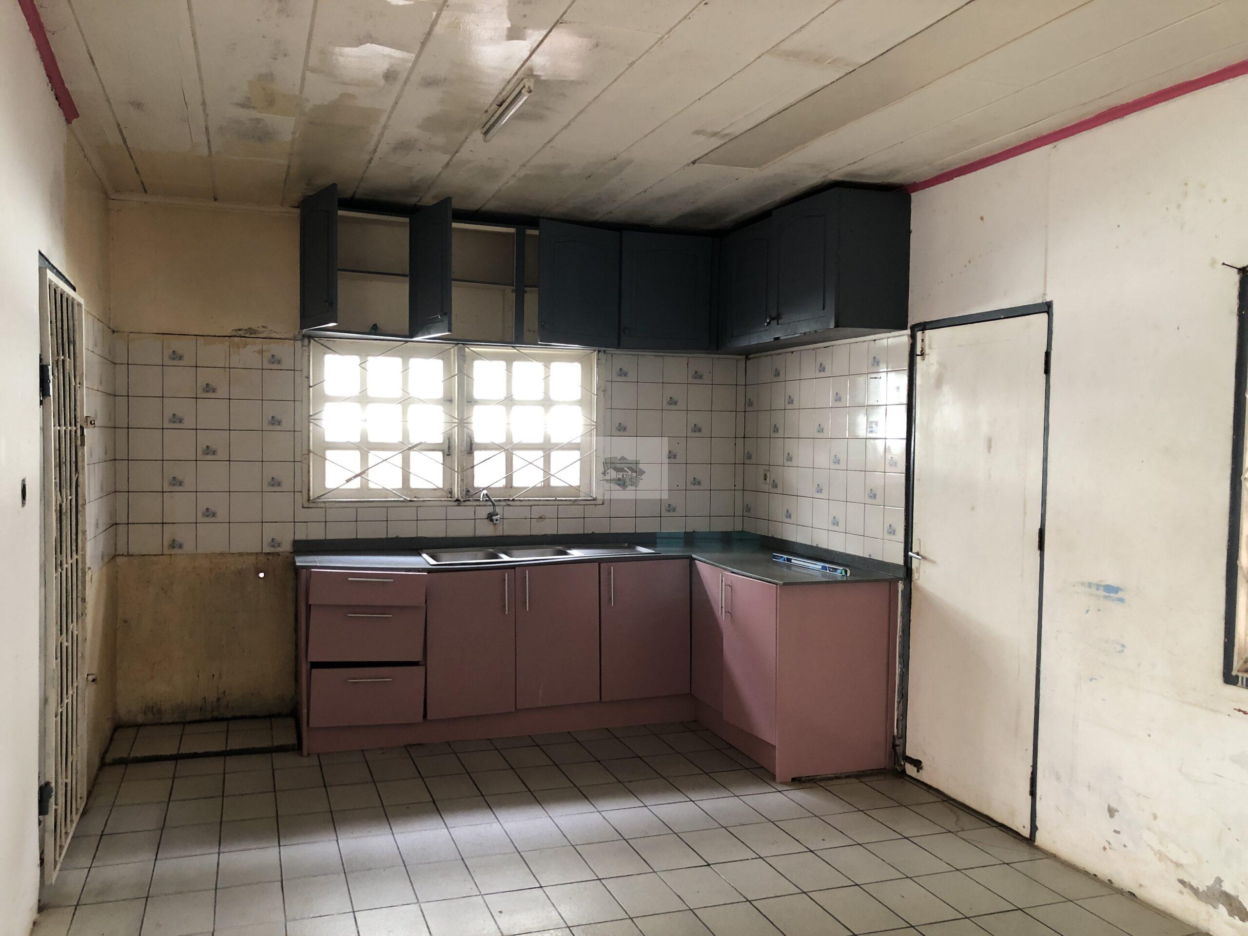 Laagbouw van steen te koop