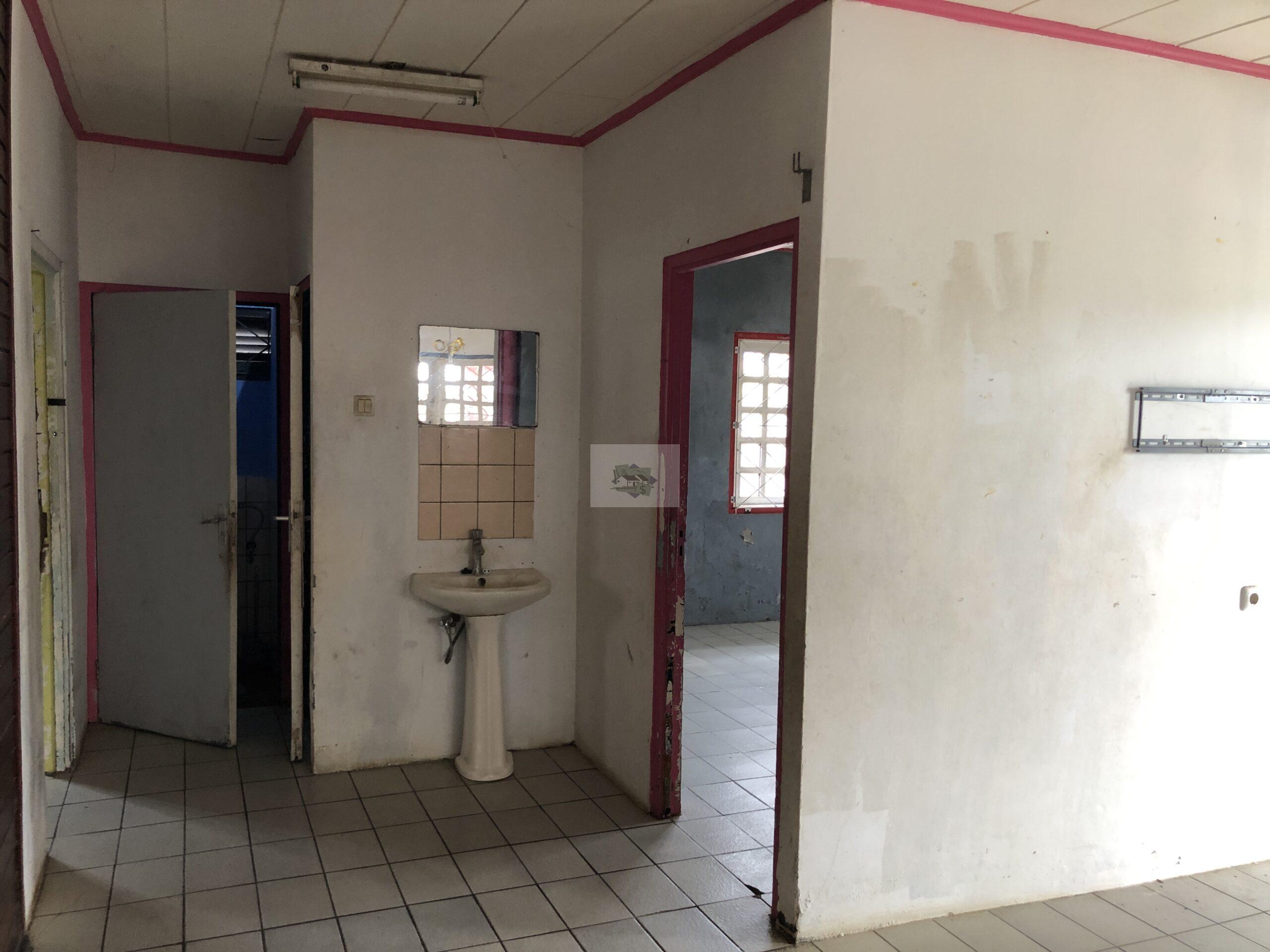 Laagbouw van steen te koop