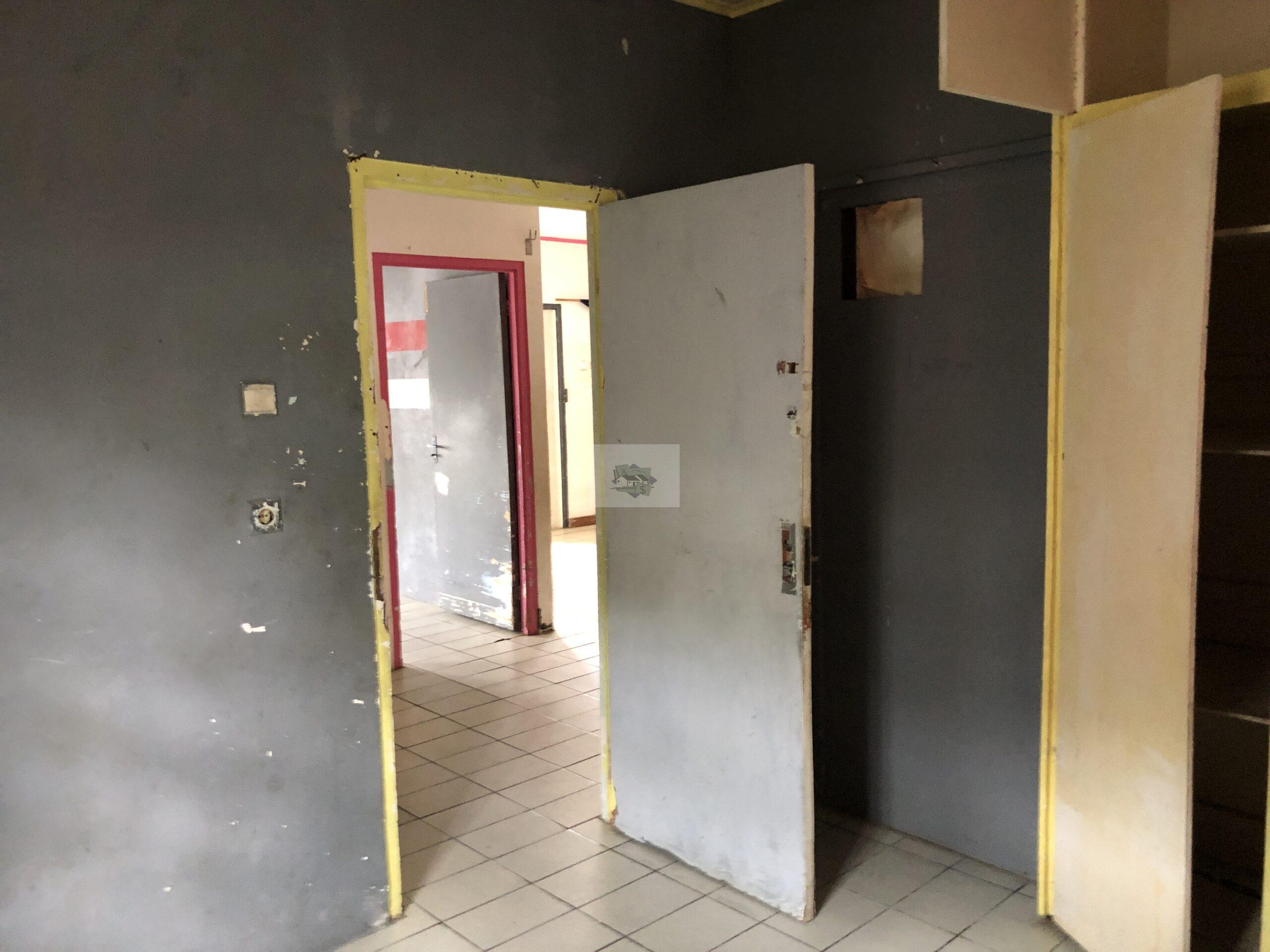 Laagbouw van steen te koop