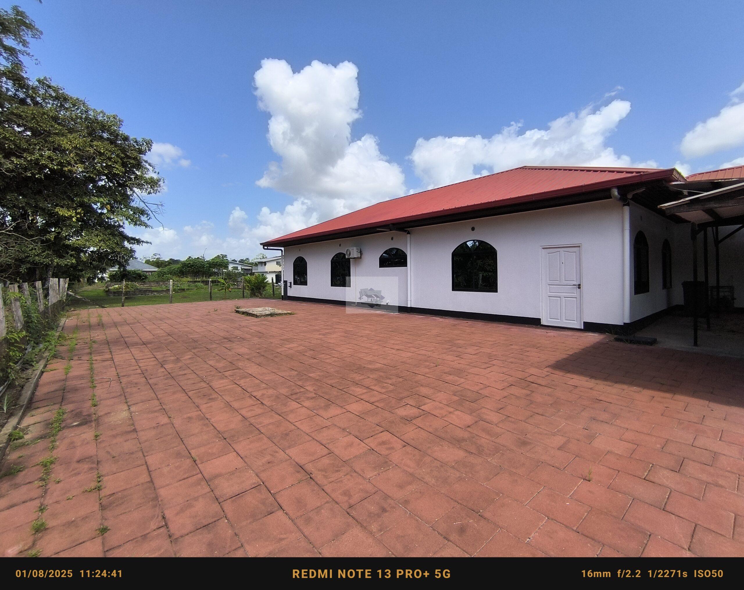 Ruime villa met groot perceel te koop in Jakin project te highway.