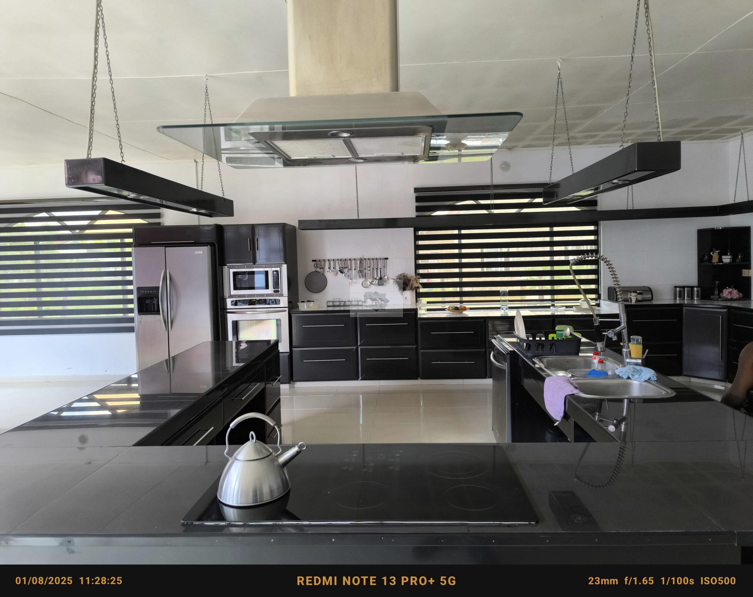 Ruime villa met groot perceel te koop in Jakin project te highway.