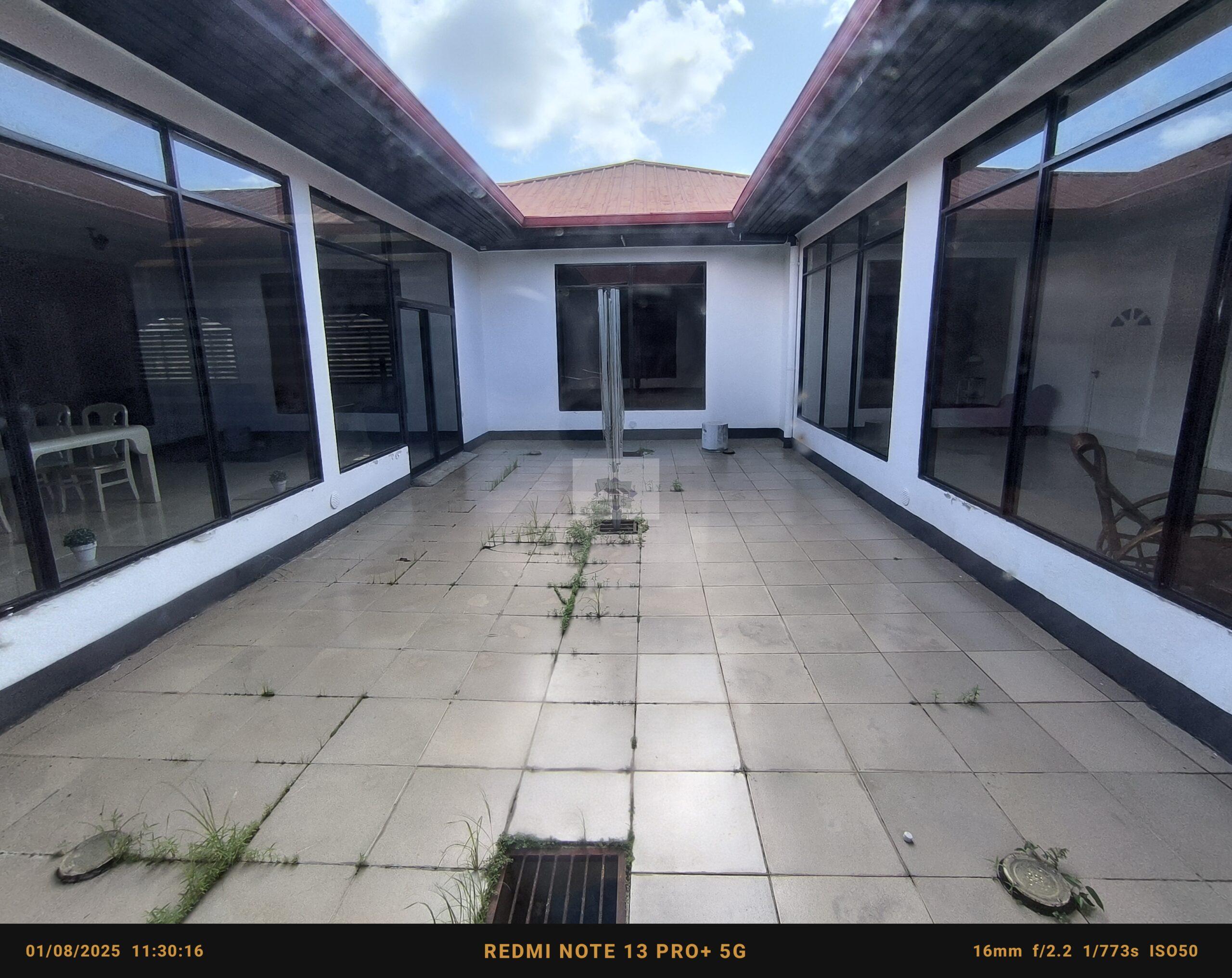 Ruime villa met groot perceel te koop in Jakin project te highway.