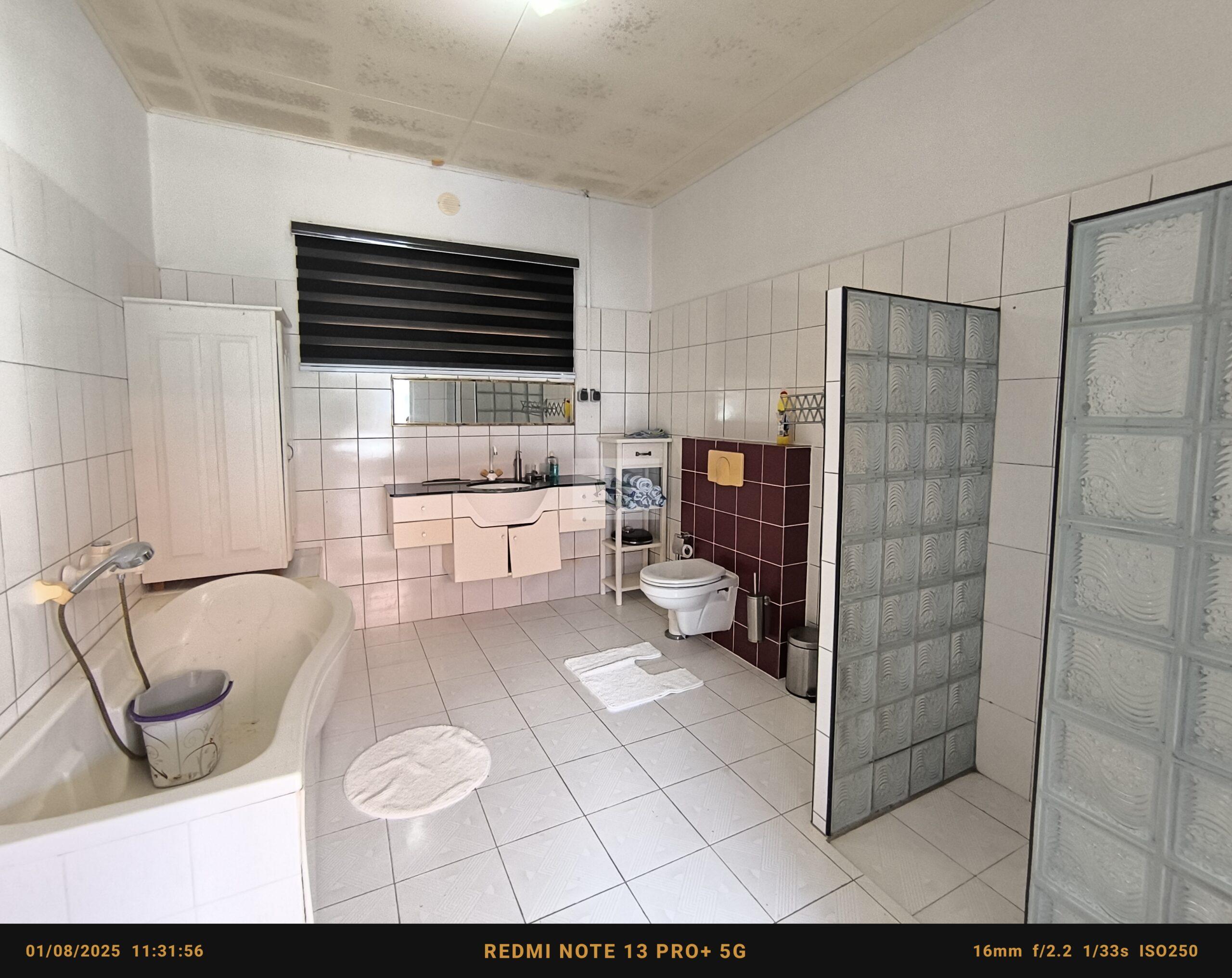 Ruime villa met groot perceel te koop in Jakin project te highway.