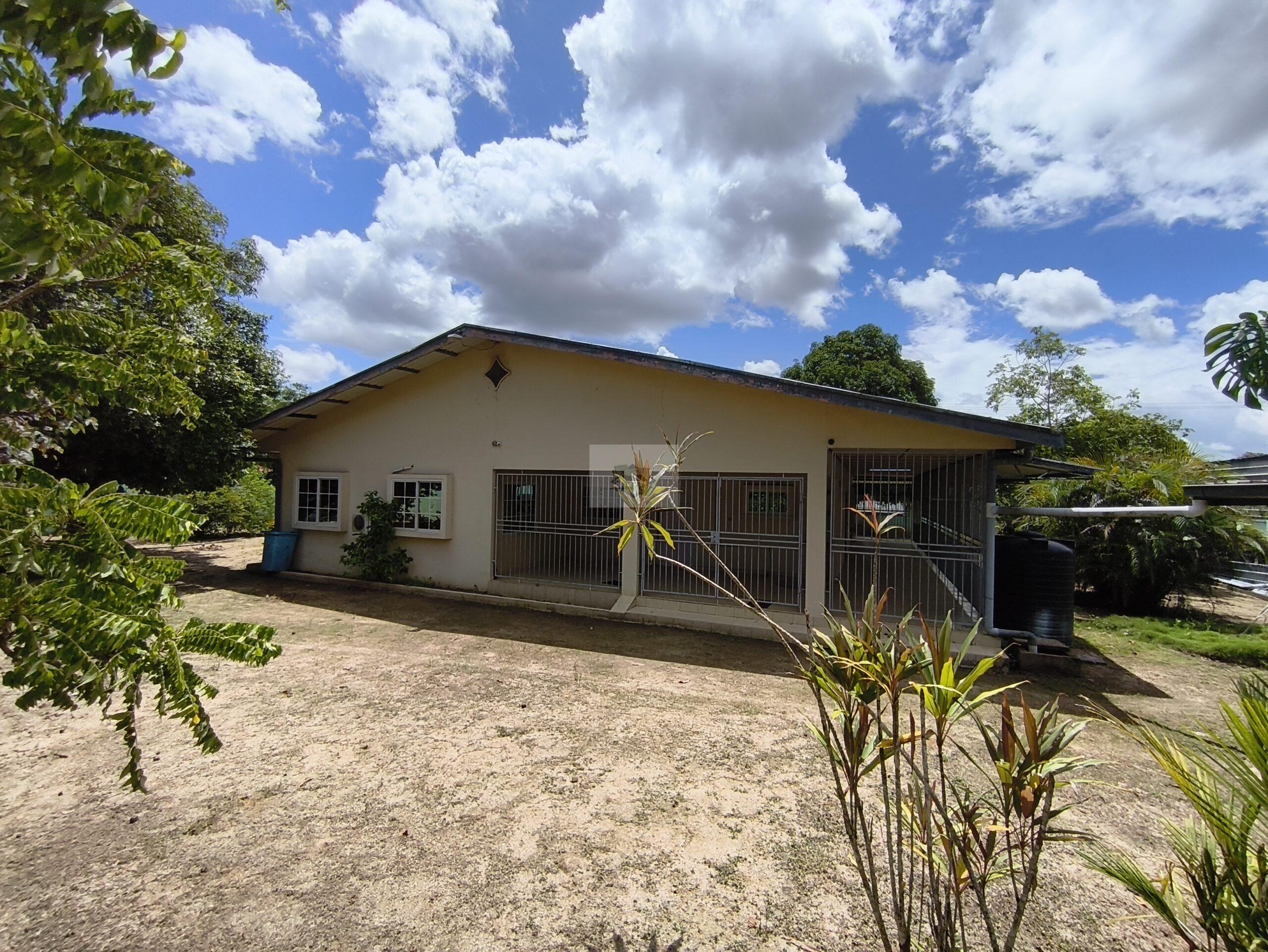 Laagbouw woning op ruimtelijke perceel te pad van Wanica