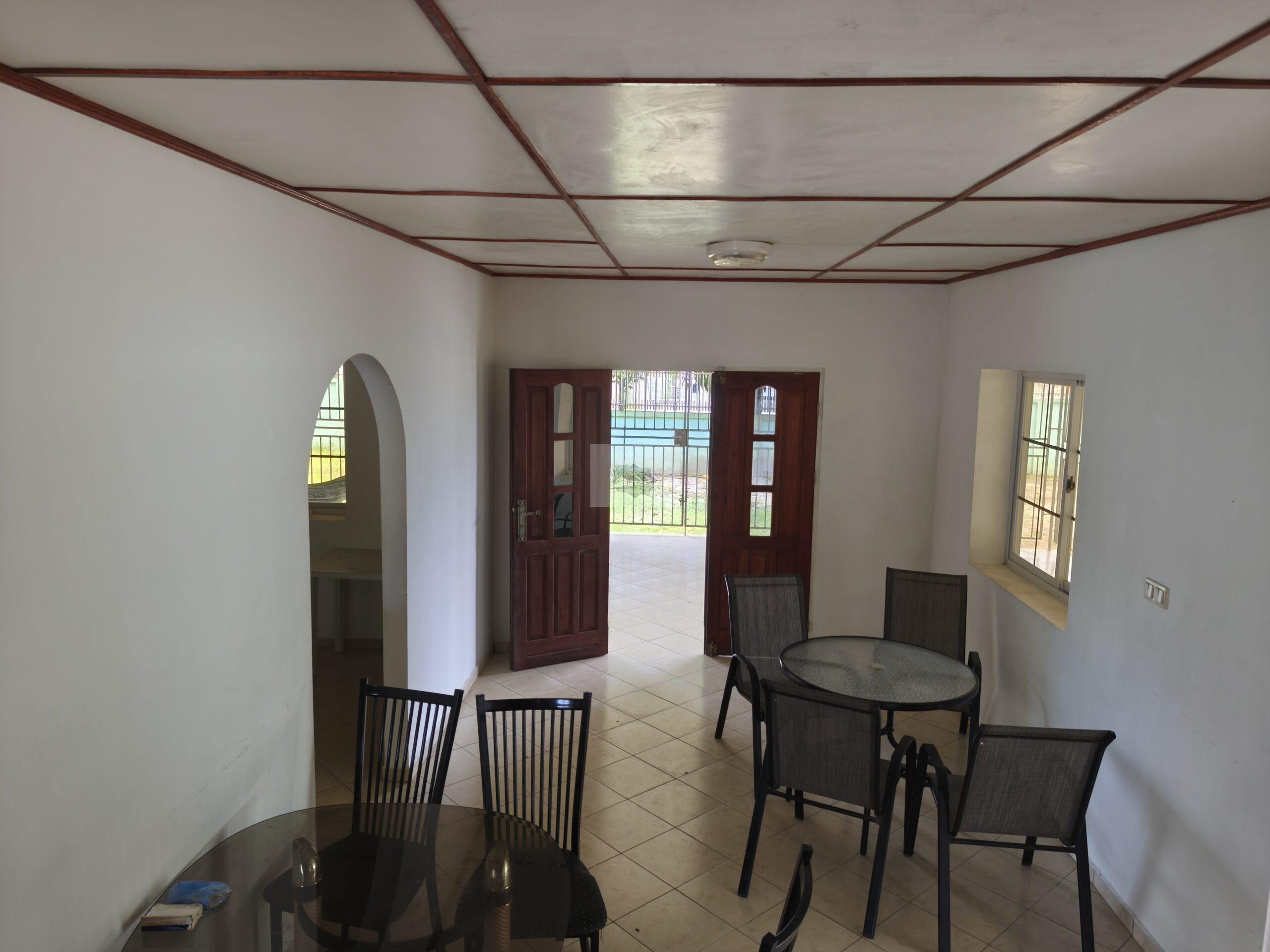 Laagbouw woning op ruimtelijke perceel te pad van Wanica