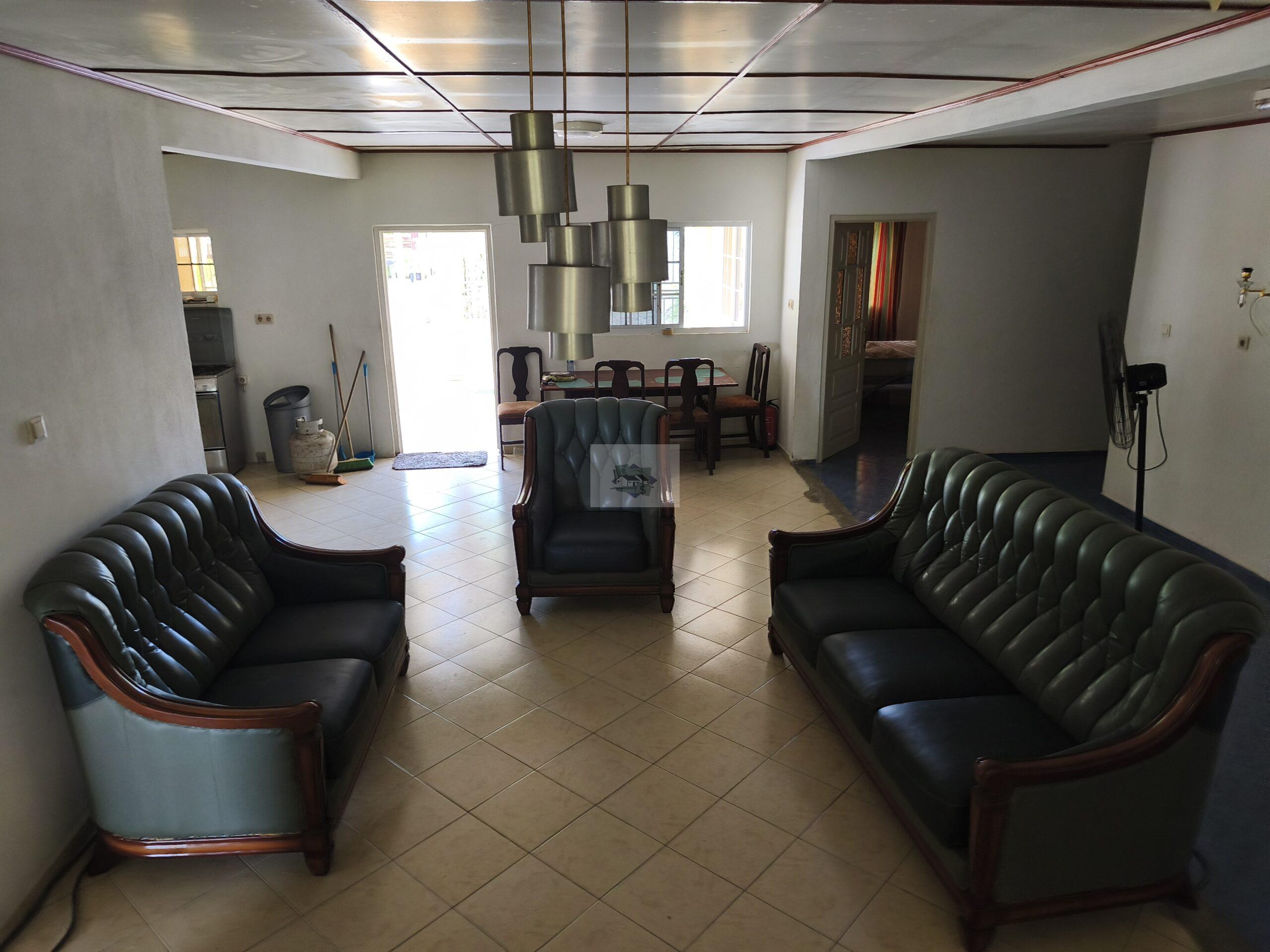 Laagbouw woning op ruimtelijke perceel te pad van Wanica