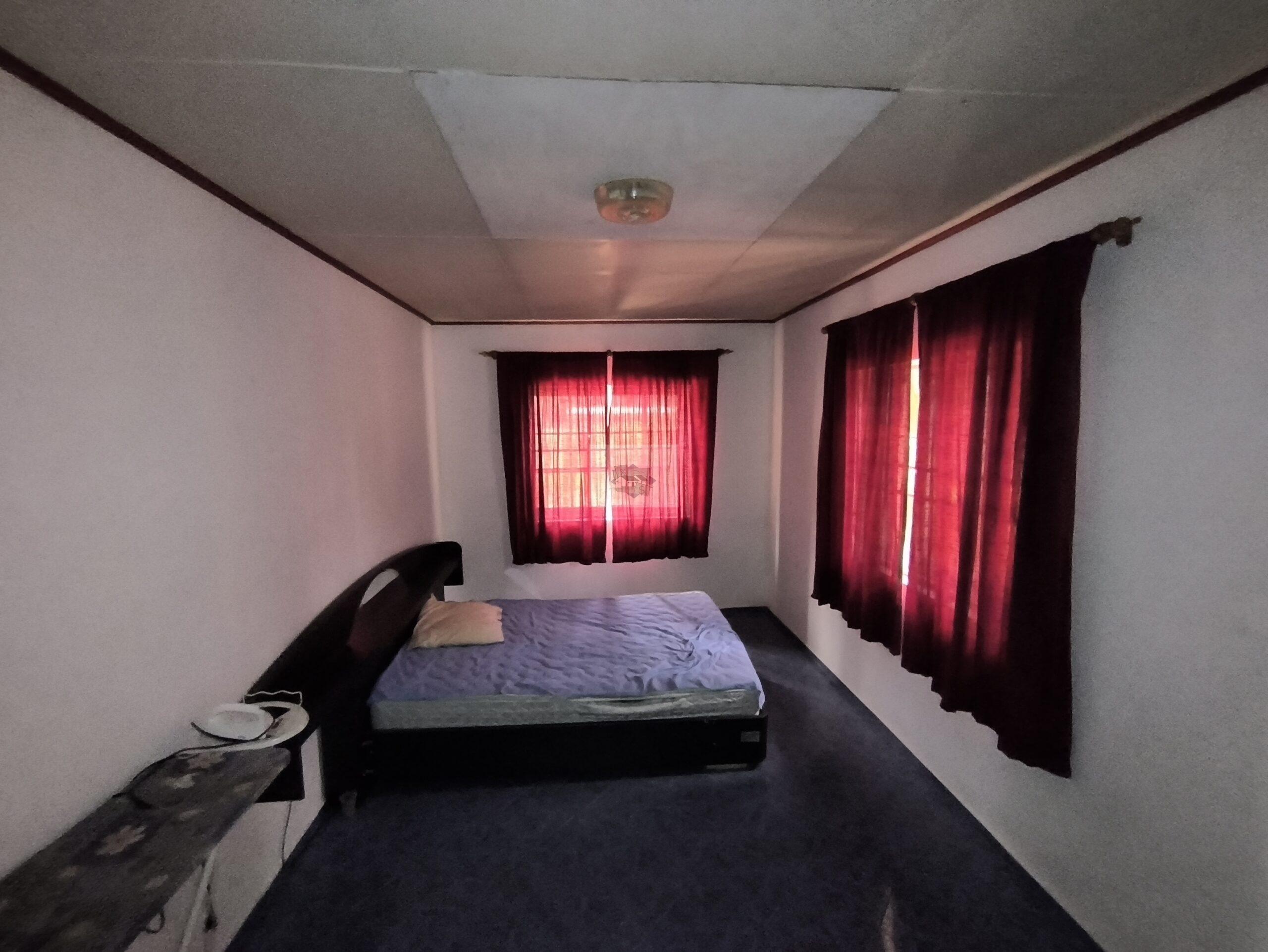 Laagbouw woning op ruimtelijke perceel te pad van Wanica
