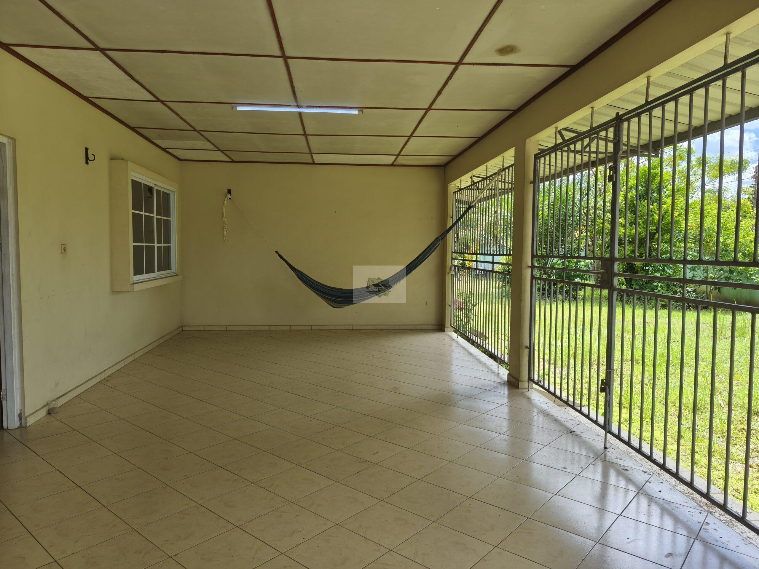 Laagbouw woning op ruimtelijke perceel te pad van Wanica